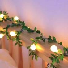 1 Dây đèn LED hình cầu nhỏ với lá thường xuân xanh mướt, đèn tròn trên vòng hoa dây leo màu xanh lá cây, thích hợp cho phòng ngủ, phòng khách, tường, tiệc tùng, đám cưới, ngày lễ và Giáng sinh. Cần pin (không bao gồm). - Nhiều màu - Xem 8