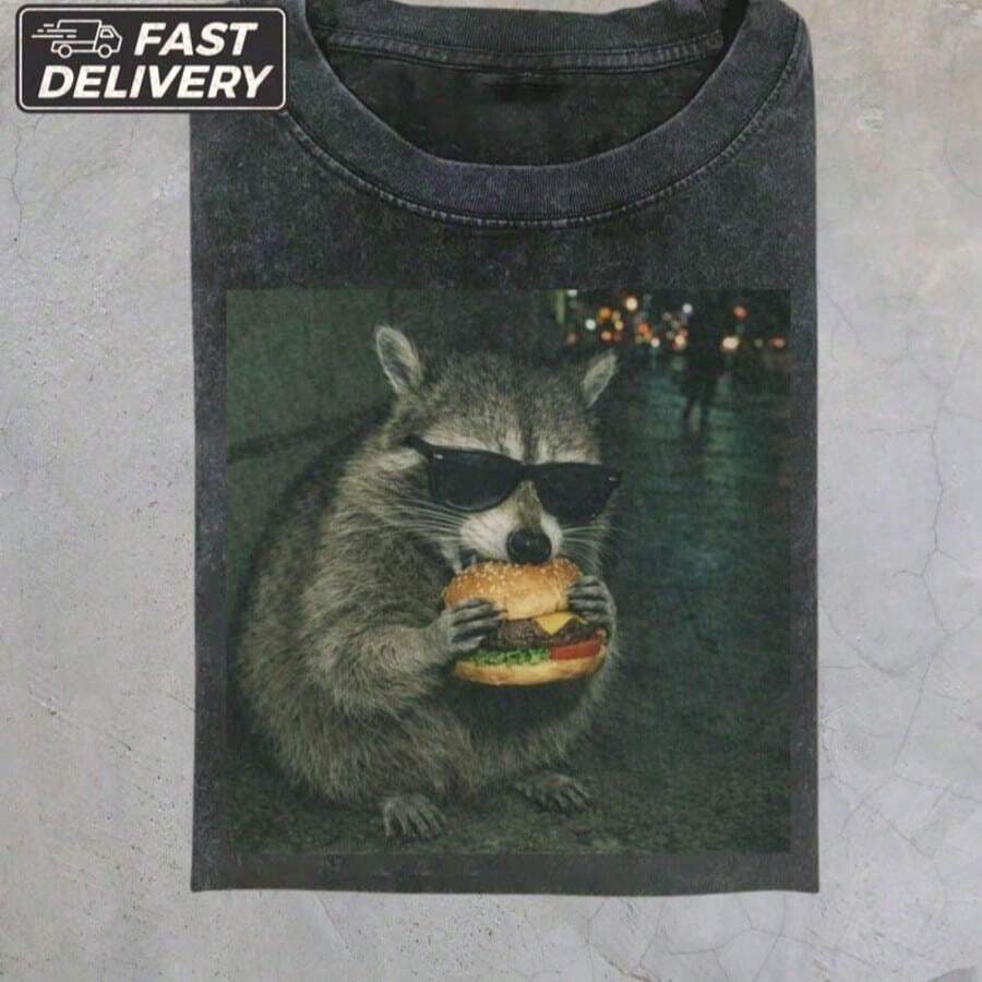 Funny Raccoon Eating Hamburger T-Shirt Cursed Meme Shirt Animal Meme Graphic Shirt Weird Raccoon - màu đen - Xem 1