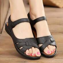 Sandalias con tacón de cuña y suela gruesa para mujer Chanclas planas de suela blanda para uso informal Sandalias antideslizantes para mujeres de mediana edad y mayores - Negro - Ver 5