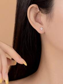 1 Pair Fashionable New Lucky Four-Leaf Clover Mini Stud Earrings, Delicate Minimalist Elegant Earrings For Ear Piercing - Earrings - View 3
