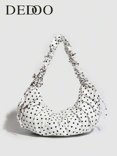 Dedoo Túi xách chấm bi xếp ly hình mây, túi hình lưỡi liềm, túi hình bánh bao. Đường cong tròn trịa và mềm mại. Cả thân túi và quai đeo vai đều được xếp ly/nhún. Đây là chiếc túi đeo vai giúp trẻ hóa làn da, phù hợp cho các buổi hẹn hò, mua sắm, tiệc trà chiều và những chuyến đi ngắn.