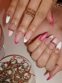 10片手工粉色杏仁形法式美甲贴纸。特色包括手绘粉色法式波点蕾丝边、白色水滴形图案、手工粉色渐变效果以及带有金属珠的3D水波纹装饰。优雅、浪漫、简约，这些美甲贴纸散发着精致、性感和奢华的气息。它们非常适合日常佩戴、约会、音乐会和轻度商务场合，是送给女士和女孩的完美礼物。 - 彩色 - 查看 10