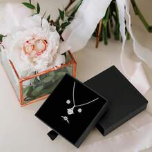 2个装珠宝礼盒，情人节礼物，母亲节礼物包装盒，尺寸3.15x3.15x0.7英寸（8x8x1.8厘米），小巧礼盒，适用于手链、耳环、项链、戒指等珠宝礼品（粉色/白色/黑色） - 黑色 - 查看 5