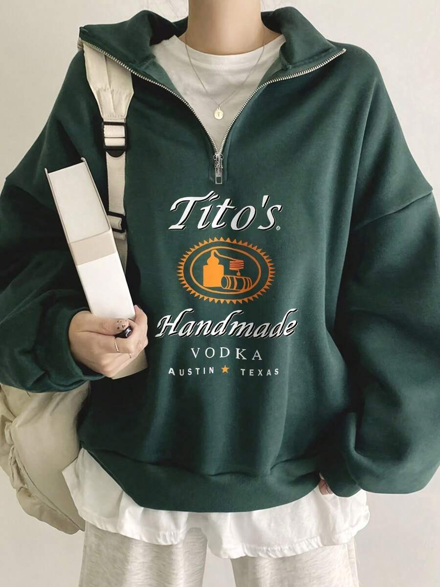 Tito's Handmade VODKA Logo Dark Green Zip-Up Sweatshirt With Partial Zipper, White Crewneck Layered, Gray Pants, Beige Backpack - Casual Cozy Outfit For Men Women - 綠色 - 查看 1