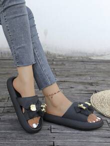 A Pair Of New Summer-Style Women's Plastic Slippers, Metal Teddy Bear Decorated Flip-Flops, Non-Slip Quiet And Comfortable Soft-Soled Slip-On Open-Toe Flip-Flops For Beach Vacation, Seaside Travel, Outing And Walking, Large Size Sandals For Summer Resort. - 黑色 - 查看 4