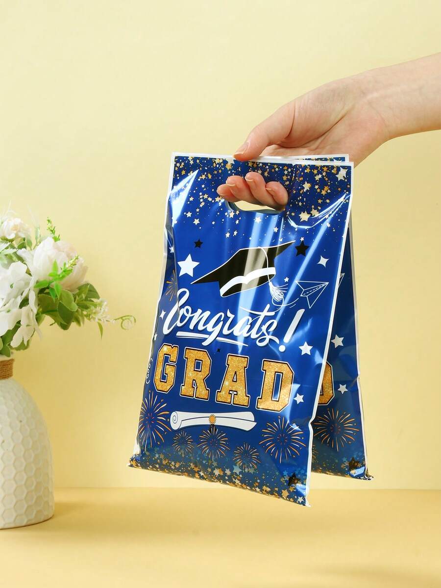 50 piezas Bolsas de regalo para la temporada de graduación, bolsas de embalaje de regalo con patrón de birrete y certificado, bolsas de regalo pequeñas para fiesta de graduación, felicitaciones por la graduación, felicitaciones por la graduación, decoración de feliz graduación, regalos de graduación 2026, decoración de mesa para celebración de graduación, bolsas de recuerdo para la temporada de graduación, bolsas de dulces para fiesta de graduación, suministros de embalaje de cocina para la temporada de graduación, decoración interior de graduación, decoración del hogar de graduación, regalos pequeños para fiesta - Temporada de graduación azul y dorada - Ver 1
