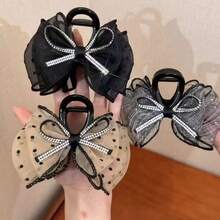 1 chiếc kẹp tóc hoa lưới, đế kẹp màu đen, trang trí bằng nơ lưới, đá pha lê và họa tiết chấm bi, kiểu dáng ngọt ngào và tinh tế, phù hợp với kiểu tóc buộc nửa đầu và búi cao, đa năng cho các dịp hàng ngày, hẹn hò, tiệc tùng. Được làm từ thân kẹp bằng axetat bền chắc và lưới nhẹ thoáng khí, đá pha lê được gắn chắc chắn. Phụ kiện tóc mùa hè, kẹp tóc đi biển. - Nhiều màu - Xem 2