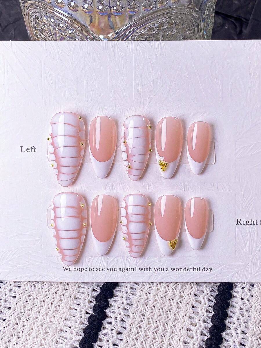 10片手工杏仁形白色法式美甲贴纸，鳄鱼纹底，金属珠点缀。这款美甲贴纸采用手工绘制的白色法式美甲尖角和白色鳄鱼纹底，并饰以金属珠。优雅浪漫的简约设计，散发着精致、性感和奢华的气息。适合日常佩戴、约会、音乐会和商务场合，是送给女士和女孩的完美礼物。 - 彩色 - 查看 1