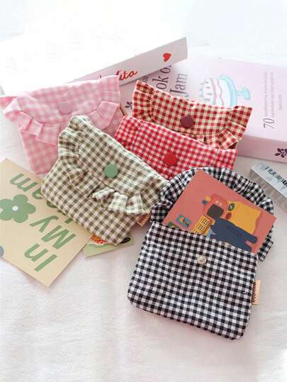 1个格子印花卫生巾收纳袋，女孩卡包零钱包，卫生棉条袋，月经袋，迷你化妆包，口红袋，整理袋，证件袋，带蕾丝装饰；女孩化妆包，护肤包，带蕾丝装饰；唇彩收纳袋；腮红收纳袋；女士卫生巾收纳袋，适合旅行和日常使用；婚礼礼物，伴娘礼物；情人节礼物；生日礼物