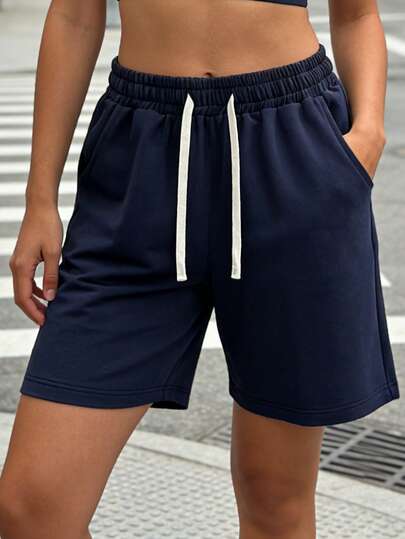 女士休闲短裤，简约百搭设计，适合运动、户外活动、约会等场合，配有抽绳和口袋，春夏款。