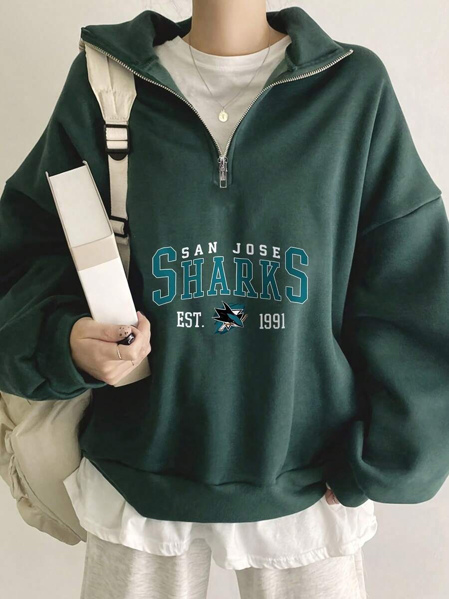 San Jose Sharks EST. 1991 Oversized Half-Zip Sweatshirt With Shark Logo - Blue & White Text, Paired With White Frilly Hem T-Shirt, Light Gray Sweatpants, Beige Backpack, Silver Necklace & Ring - Casual Team Spirit Outfit For Fans - 綠色 - 查看 1