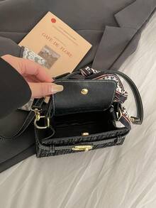 Túi xách vuông nữ, kiểu dáng thanh lịch, nhỏ nhắn, kèm khăn choàng cổ, thiết kế khóa cài tiện dụng, màu đen, thích hợp cho nữ giới, các bạn gái, sinh viên, đi mua sắm, đi làm, đựng điện thoại, son môi. - màu đen - Xem 9