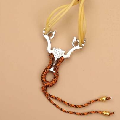 户外运动弹弓，一种高弹性橡皮筋动力弹射装置，采用金属框架和加厚橡皮筋，用于户外狩猎和射击练习。