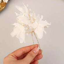 1pc Elegant Bridal Hair Clip, Decorated With Delicate Floral Pattern And Faux Pearls, Made Of Gold-Tone Alloy U-Shaped Hair Accessory, Suitable For Weddings, Graduation Galas, Parties And Special Occasions, An Ideal Refined Hair Ornament For Women - White - View 5