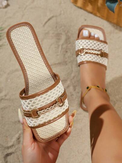 Dép lê nữ mùa xuân/hè màu be mới với khóa kim loại và trang trí đá quý, chất liệu lưới thoáng khí nhẹ, sang trọng, đa năng, phong cách retro boho thường ngày, thích hợp cho hoạt động ngoài trời, đi biển, nghỉ dưỡng, phối cùng váy, dép đế bằng tối giản kiểu Pháp.