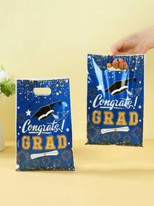 50 piezas Bolsas de regalo para la temporada de graduación, bolsas de embalaje de regalo con patrón de birrete y certificado, bolsas de regalo pequeñas para fiesta de graduación, felicitaciones por la graduación, felicitaciones por la graduación, decoración de feliz graduación, regalos de graduación 2026, decoración de mesa para celebración de graduación, bolsas de recuerdo para la temporada de graduación, bolsas de dulces para fiesta de graduación, suministros de embalaje de cocina para la temporada de graduación, decoración interior de graduación, decoración del hogar de graduación, regalos pequeños para fiesta - Temporada de graduación azul y dorada - Ver 2