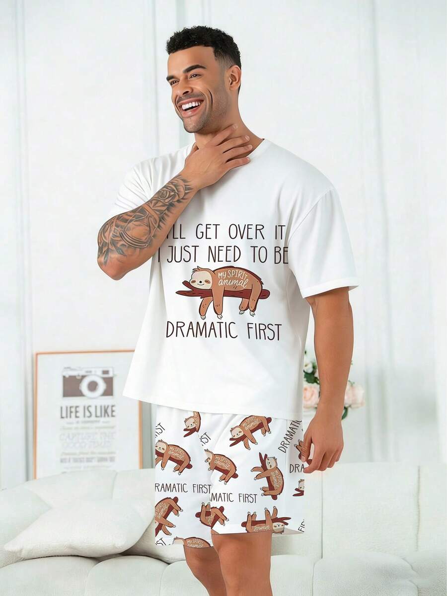 Conjunto de pijama para hombre talla grande | Parte superior de cuello redondo y manga corta y pantalón corto casual con cintura elástica, conjunto de 2 piezas | Tela de punto de poliéster, transpirable y cómoda de corte holgado | Diseño casual con estampado lindo de perezoso - Blanco - Ver 1