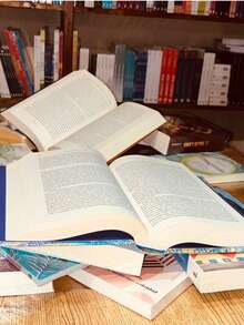 Sueño De Una Noche De Verano - Autor: William Shakespeare - Tema: Teatro - Páginas: 192 Medidas: 21 cm x 14 cm.  - Grandes incógnitas, unos cuantos relatos ilegítimos y algunos datos dispersos conforman la biografía de William Shakespeare.   Afortunadamente a través de su obra, de su inconfundible talento y su estilo podemos conocer al hombre.  Escrita en 1596, Sueño de una Noche de Verano es una comedia romántica en la que se funden distintas épocas y mundos, en dónde se entrelazan historias de seres y sucesos sobrenaturales, creando una atmósfera mágica en medio de la naturaleza.  Antonio y Cleopatra es una bella poesía que nos narra la caída de un imperio a la vez que nos trasluce una historia de amor y pasión que expone la corrupción y la decadencia en el poder. - Libro único - Ver 4