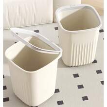 1 large-capacity 30L plastic trash bin with a lid, featuring a flip-top design to prevent odor leakage. It is used for storing desktop garbage such as fruit peels and paper scraps, keeps, places, keeping and keep, keeping, places, keep offices, living rooms, and studies. - 多色(隨機) - 查看 6