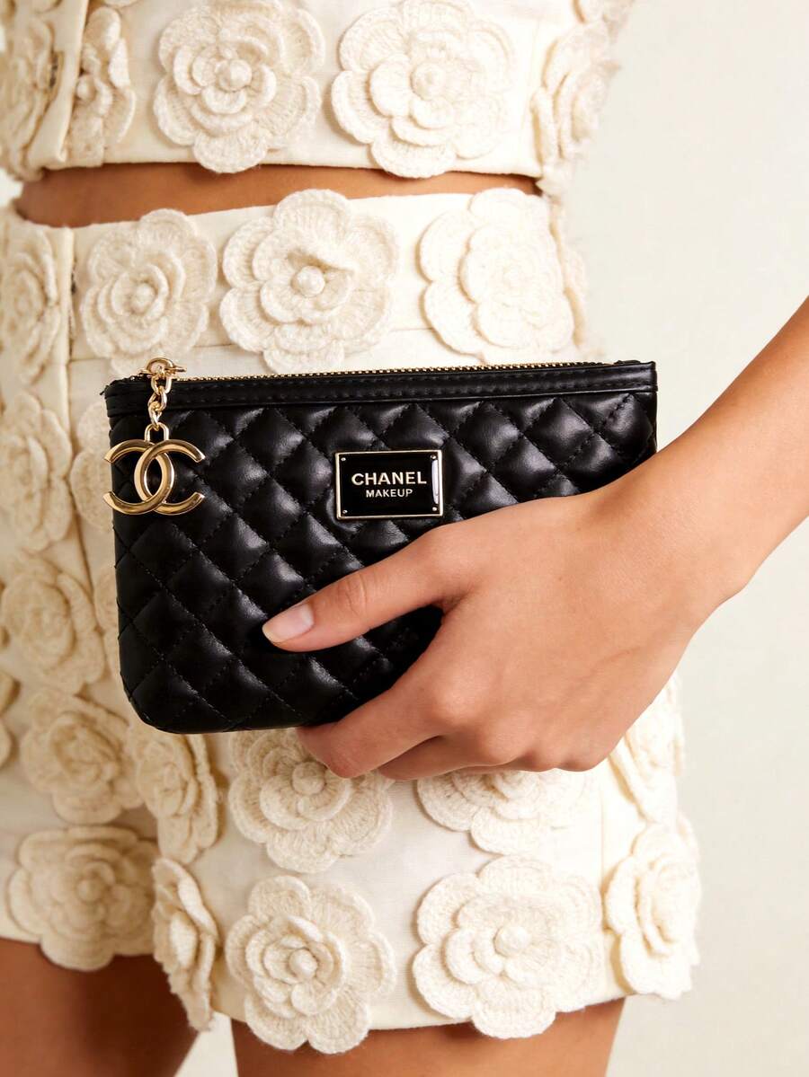 CHANEL 材质：黑色绗缝仿皮化妆包，带金属logo吊坠，大容量旅行化妆包 - 黑色 - 查看 1