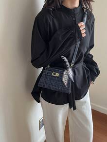 女士方形手提包，时尚优雅小巧，搭配同色系围巾和搭扣设计，蓝色斜挎包，适合女士、女孩、大学生日常使用，可装手机、口红等。 - 藍色 - 查看 4