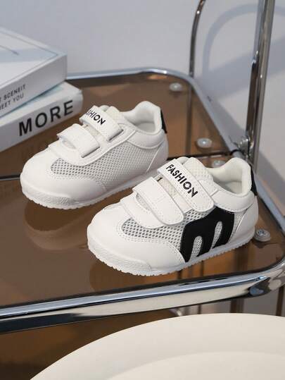 1双婴幼儿休闲运动鞋，柔软透气网布+舒适黑白皮革，M字母经典双色设计，圆头柔软防滑时尚可爱运动鞋，适合日常、休闲、上学、运动、春秋季穿着。