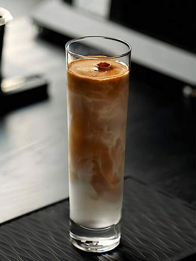 北欧极简陶瓷马克杯，修长纤细设计，适合盛装拿铁、卡布奇诺和意式浓缩咖啡，现代美学饮品杯，居家及咖啡馆皆宜。