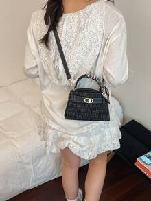 Túi xách vuông nữ, kiểu dáng thanh lịch, nhỏ nhắn, kèm khăn choàng cổ, thiết kế khóa cài tiện dụng, màu đen, thích hợp cho nữ giới, các bạn gái, sinh viên, đi mua sắm, đi làm, đựng điện thoại, son môi. - màu đen - Xem 8