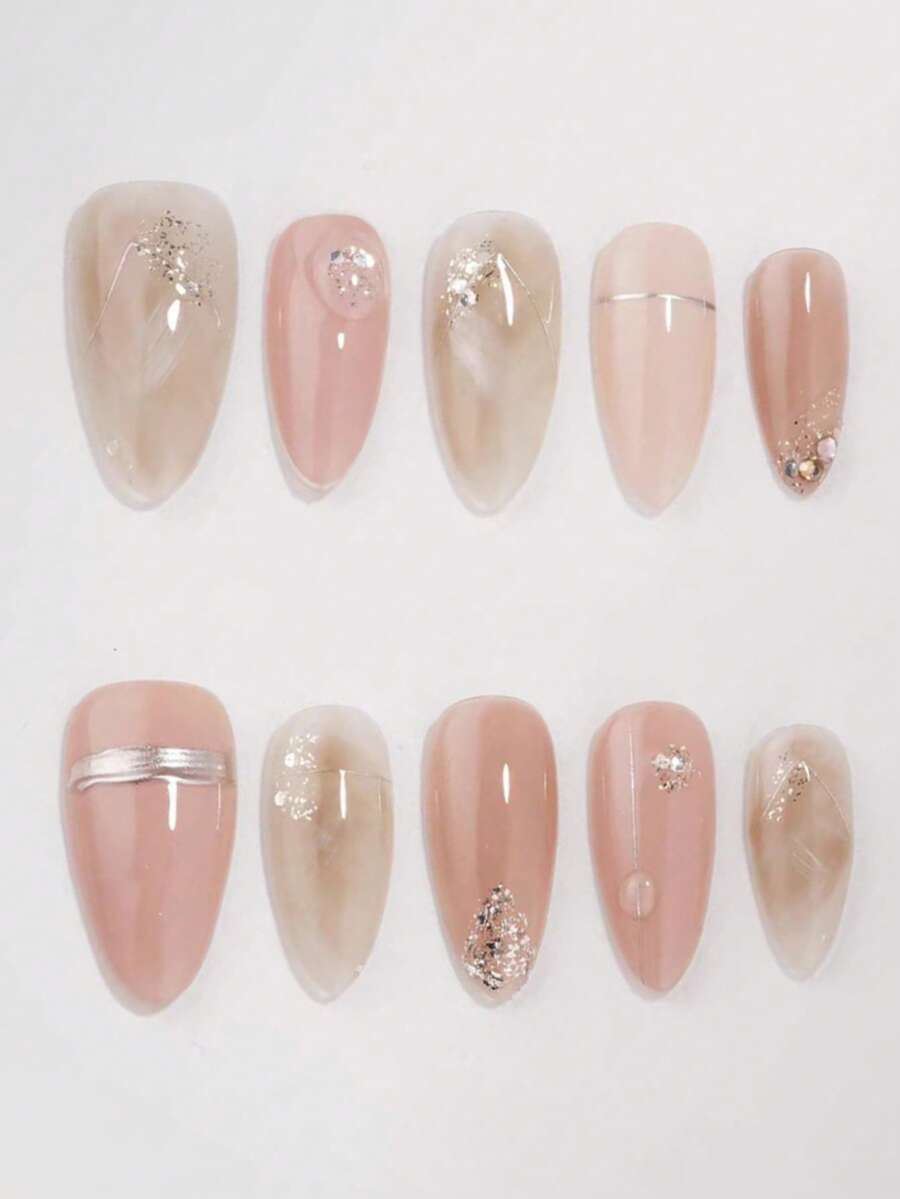 10片纯手工制作的杏仁形美甲贴片，中号甲型。配色以裸粉色和浅桃色为主，点缀以闪粉、小钻石装饰、银线和水滴形装饰，呈现出精致而不俗气的美甲效果。温柔优雅的可爱美甲，适合女士和女孩在春夏秋冬的各种节日、派对和日常生活中使用。 - 杏色 - 查看 1