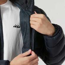 Under Armour بركا الريشة الأسطورية، جاكيت ريش يناسب الجنسين، ملابس رياضية كاجوال مريحة، 1385839-001 - الأسود - مشاهدة 3