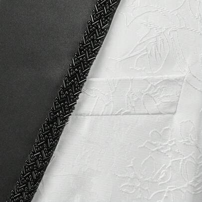 奢华男士礼服西装外套，翻领和袖口饰有水钻，修身剪裁，适合派对、舞会等场合，经典披肩领双排扣设计，是婚礼、商务晚宴或正式活动的完美着装套装。