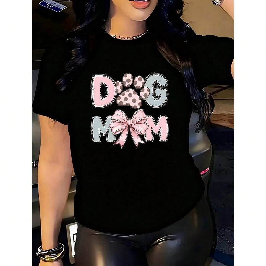 T-shirt à manches courtes noir avec les mots "DOG MOM", nœud rose et motif de patte de chien. T-shirt en pur coton 100% pour femmes, style Y2K, col rond, manches courtes, longueur régulière. Un choix à la mode pour l'été et le printemps, une option parfaite pour les voyages, les vacances et la tenue à la maison des femmes au printemps et en été. - Noir - Voir 1