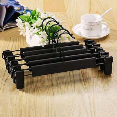 20 قطعة شماعات بلاستيكية سوداء مع 2 مشبك قابل للتعديل مضاد للأكسدة، لتعليق التنانير/الفساتين و360 درجة لتدوير البنطلونات/الجينز، 10 قطع/مجموعة