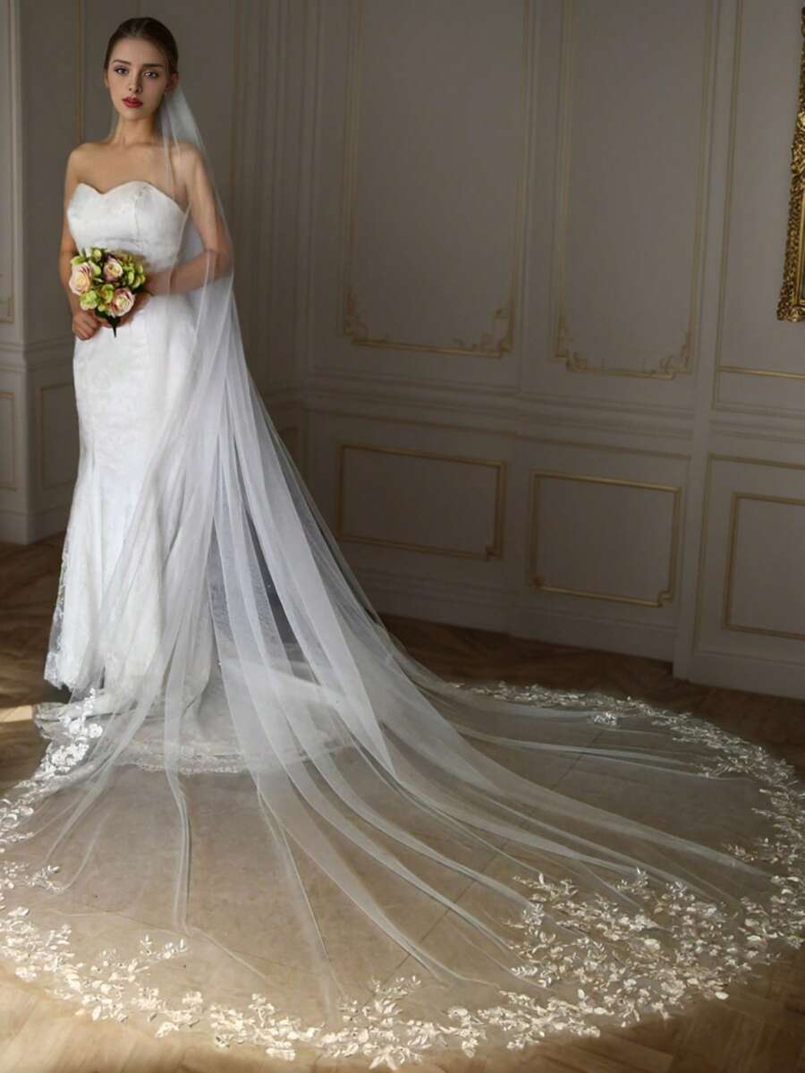 1件复古宫廷风格教堂式蕾丝婚纱头纱，3米*3米，白色，适合新娘、婚礼摄影配饰、订婚仪式、店铺展示，附赠发梳