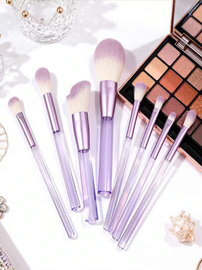 Bộ cọ trang điểm 9 món với cán pha lê. Các cọ được sử dụng để tán phấn mắt và kem nền. Bộ sản phẩm cũng bao gồm các dụng cụ phù hợp cho người mới bắt đầu, như cọ đánh phấn phủ, cọ đánh phấn mắt, cọ đánh má hồng và cọ chi tiết. Đây là một bộ dụng cụ trang điểm hoàn chỉnh, bộ cọ trang điểm kết hợp, phù hợp cho người mới bắt đầu và những người đam mê trang điểm, thích hợp làm quà tặng dịp lễ.