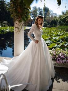 French Country-Inspired Long Sleeve Lace And Satin Wedding Gown With Subtle V Square Neck, Fitted Waist Belt, Full A-Line Skirt And Flowing Train, Elegant Bridal Dress For Garden Ceremony, Estate Wedding, Christmas, Halloween, Prom, Birthday Party & Special Occasions - This Timeless And Sophisticated Gown Is Ideal For The Bride's Wedding, Vow Renewal, Or Engagement Celebration, While Its Versatile And Refined Style Also Makes It A Stunning Choice For A Wide Array Of Formal And Festive Occasions Including Prom, Homecoming, Cocktail Parties, Anniversary Dinners, Birthday Galas, Graduation Ceremonies, Vacation Events, And Black-Tie Galas; Expertly Crafted With Clean Lines And Luxurious Fabric For All-Season Comfort And A Flattering Fit, This Dress Effortlessly Combines Understated Elegance With Dramatic Impact, Ensuring A Memorable And Photogenic Presence At Any Special Celebration. - trắng - Xem 4