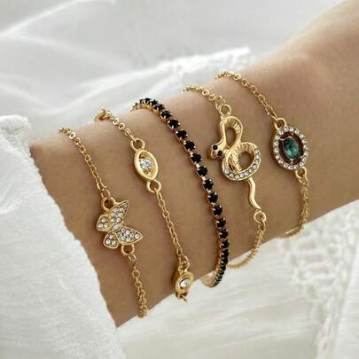 Un elegante conjunto de pulsera de 5 piezas con diamantes incrustados que presenta esmeraldas de imitación, mariposas adornadas con diamantes y pequeñas serpientes doradas. Un conjunto de joyas minimalista y con múltiples elementos, perfecto para el uso diario de las mujeres, vacaciones, fiestas, sesiones de fotos y como regalo.