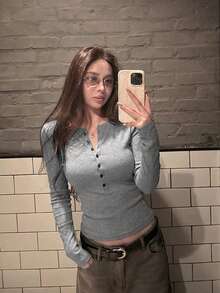 Women's Grey V-Neck Long-Sleeve Cardigan | Button Detail Knit Sweater For Effortless Chic, Relaxed And Versatile For A Gentle Everyday Look - Grey - View 3