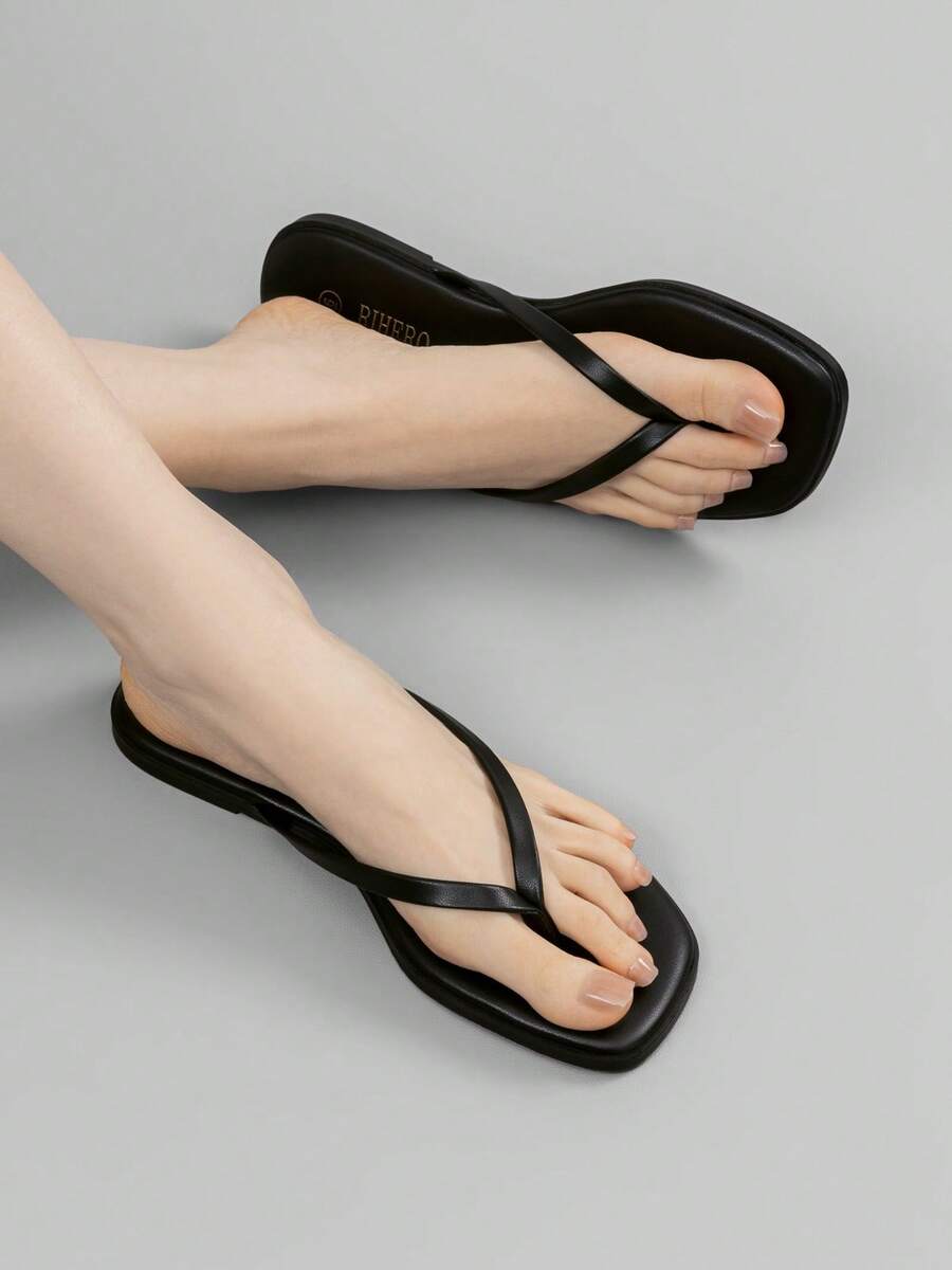 Rihero Women's Flip Flops Comfortable Classic Square Toe Beach Sandals Slip On Leather Thong Flat Sandals Dressy - 黑色 - 查看 1