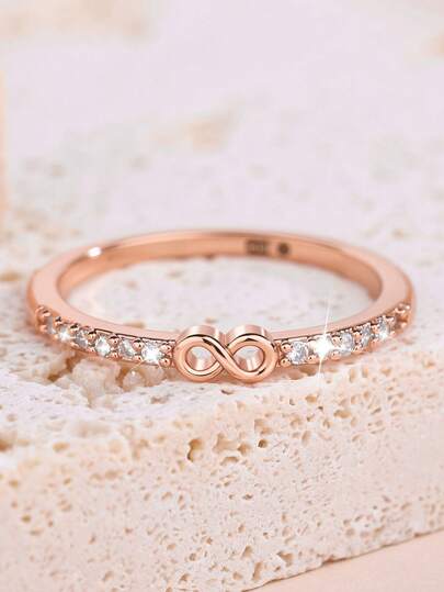 1枚优雅立方氧化锆无限符号戒指，适合作为情人节、婚礼、订婚、周年纪念派对的礼物送给女性。