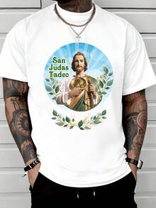 Figura sagrada de  Tadeo sosteniendo medallón dorado símbolo de esperanza y fe rodeado de hojas verdes bajo luz celestial transmitiendo protección espiritual y fortaleza interior camiseta de hombre moderna cómoda y de gran calidad - Blanco - Ver 1