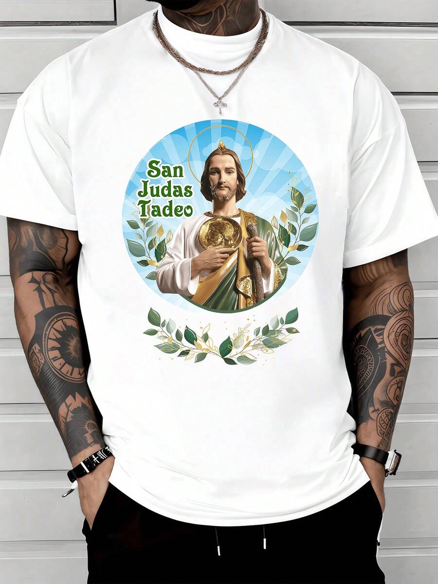 Figura sagrada de Tadeo sosteniendo medallón dorado símbolo de esperanza y fe rodeado de hojas verdes bajo luz celestial transmitiendo protección espiritual y fortaleza interior camiseta de hombre moderna cómoda y de gran calidad - Blanco - Ver 1