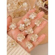 NEW10pcs/Set Camellia Flower Rhines Mini Clip Super Fairy Sweet High-End Princess Hairpin Fashion Elegant Versatile Bangs Side Hair Clip Suitable For Daily Outfit Photo Shoot Outdoor Commute Date Beach Holiday Hair Claws Claw Clips Hair Clips Hair Jaw Clip Hair Clamps Hair Clutch Hair Catcher Clip Fall Winter Hair Accessories For Women For Vacation Outfits Woman Summer - 10個透明山茶花髮夾 - 查看 7