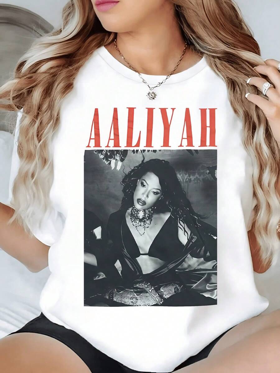 Retrato artístico en blanco y negro con mujer elegante mostrando fuerza y belleza interior rodeada de sombras suaves que transmiten confianza y energía positiva camiseta de mujer blanca casual 220g - Blanco - Ver 1