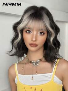 NAMM 14英寸灰银色短卷发假发，高密度150%，玫瑰网帽，高温丝滑合成纤维，适合日常佩戴、樱花庆典、派对、街头风、摄影等多种场合——女孩礼物假发配件 - 挑染白色 - 查看 5