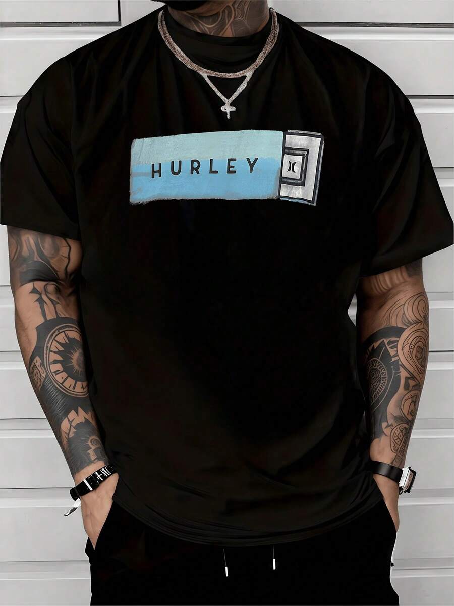 Rectángulo azul que simboliza la calma del océano y la libertad de espíritu con letras modernas que evocan energía y movimiento ideal para quienes buscan una prenda versátil y cómoda camiseta de hombre casual moderna algodón suave para uso diario y actividades al aire libre - Negro - Ver 1