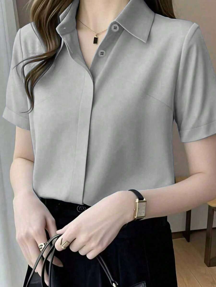 Áo sơ mi satin tay ngắn màu trơn, kiểu dáng Hồng Kông đa năng, thích hợp cho mùa hè và mùa xuân.