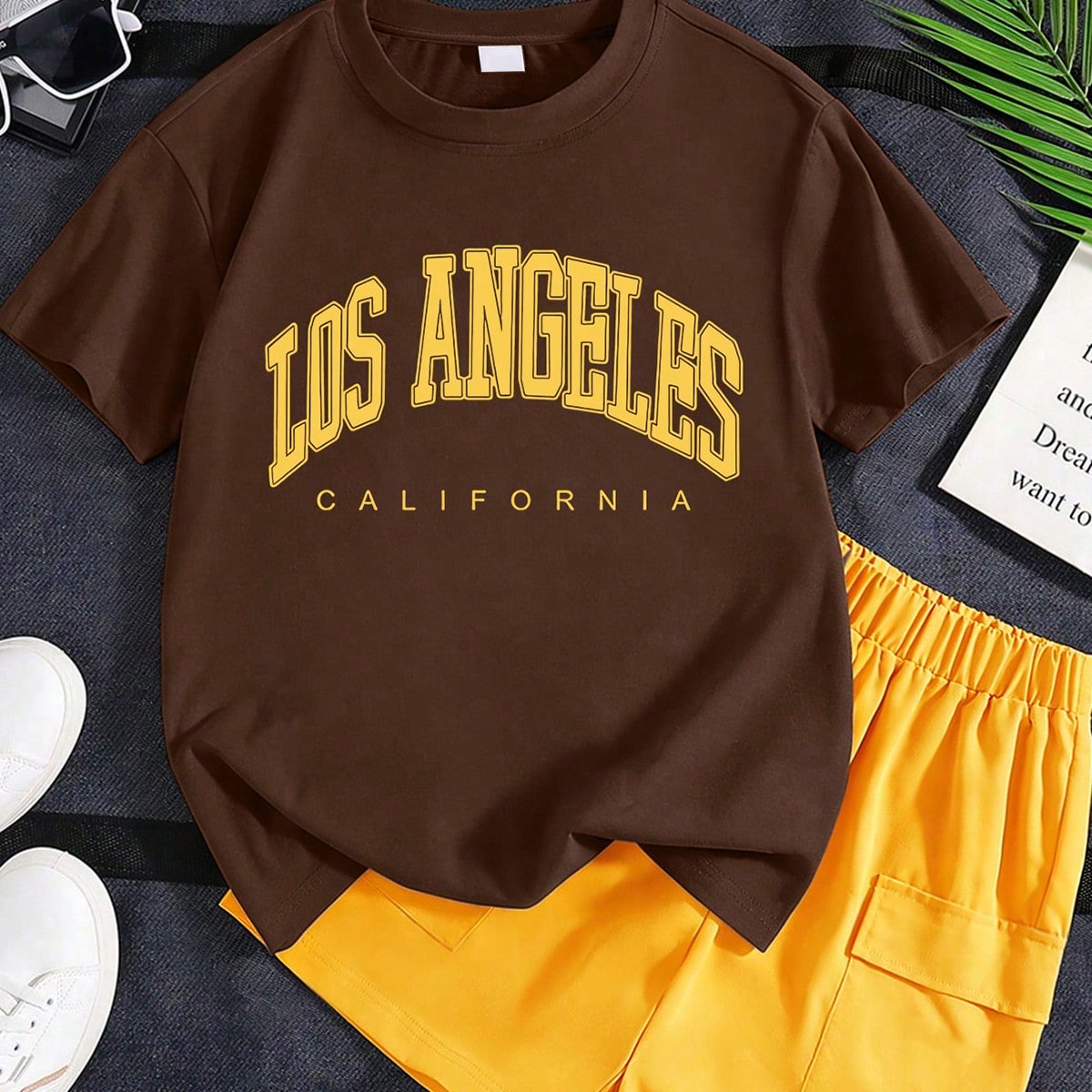 Set de 2 piezas: Camiseta de manga corta con cuello redondo y estampado de eslogan + Pantalones cargo, conjunto de verano cómodo para niños