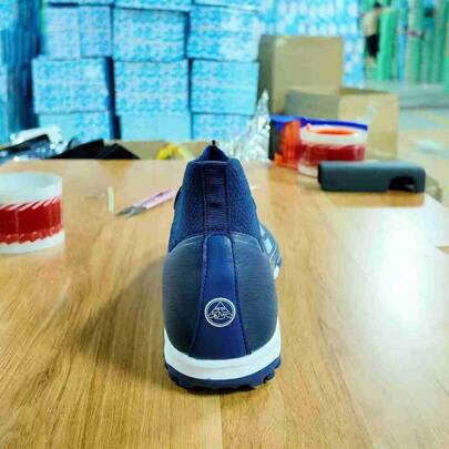 男士足球防滑户外专业训练人造草皮足球鞋，轻便透气男女运动训练鞋