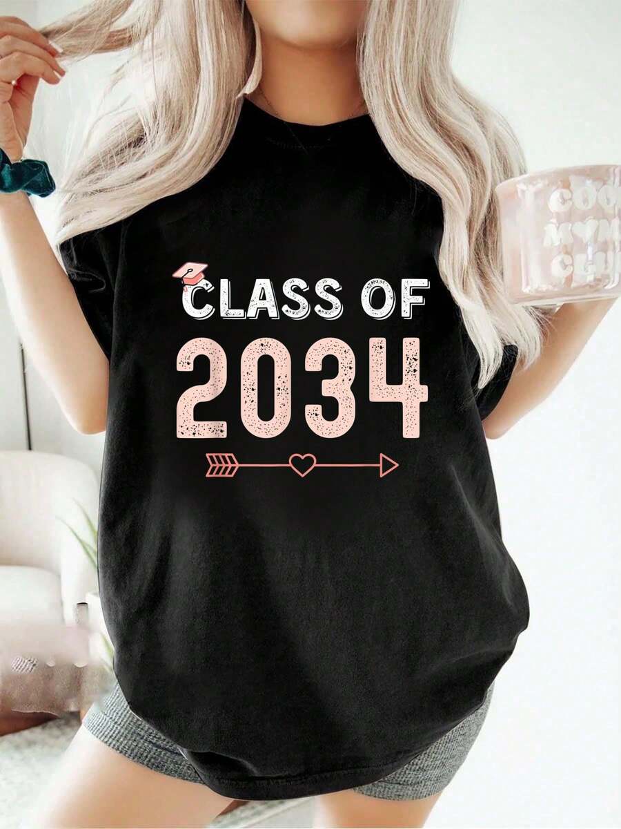 Camiseta de graduación de la clase 2034 para estudiantes, estilo birrete, informal, holgada, deportiva, de verano, con cuello redondo y manga corta. - Negro - Ver 1